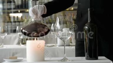 侍酒师用酒壶搅拌红酒。 特写